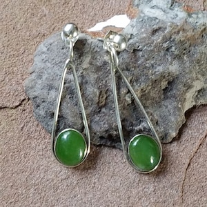 Brincos pendentes de prata esterlina e jade