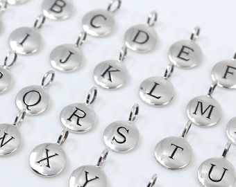 Charme d’étiquette de lettre martelée à la main en argent sterling avec caution attachée, charme alphabet, charme initial, personnalisé // Fournitures BBB // L-NNA4S (T10)