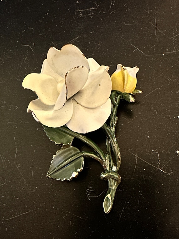Lovely vintage flower brooch