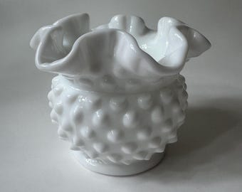 Jarrón pequeño vintage de cristal opalino blanco Fenton con borde ondulado y diseño de puntos en relieve.