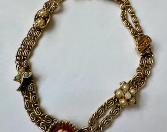Pulsera vintage de los años 60, estilo victoriano, con doble cadena dorada y camafeo/dije.