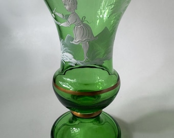 Jarrón antiguo de esmalte blanco con motivo infantil de María Gregorio, pintado en verde con detalles dorados.