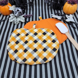 Autumn Plaid Pumpkin Pot Holder - Kitchen, Hot Pad, Oven Mitt, Casserole Warmer, Home Décor and Gifts, Handle Covers, Trivet, Thanksgiving