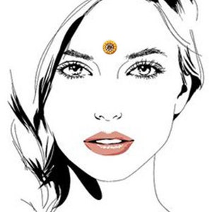 Op de afbeelding: Een zwart-witte lijntekening van een vrouwen gezicht met een gouden en witte bindi op haar voorhoofd.