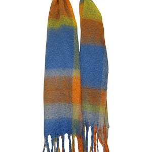 Op de afbeelding: Een blauwe, oranje en gele geruite sjaal met franjes.