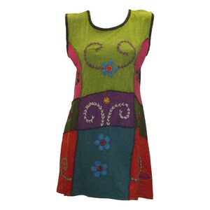 Könnte beinhalten: Ein ärmelloses Patchwork-Kleid in Grün, Rosa, Lila, Rot und Blau. Das Kleid hat florale Stickereien und ein verspieltes Design.