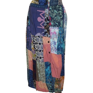 Könnte beinhalten: Ein langer Patchwork-Rock mit Knopfleiste. Der Rock besteht aus verschiedenen Stoffen in Blautönen, Rosa und Braun mit einem Blumenmuster.