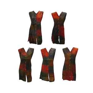 Könnte beinhalten: Fünf ärmellose Kleider mit Knopfleiste und Batik-Muster in Rot-, Orange-, Grün- und Blautönen.