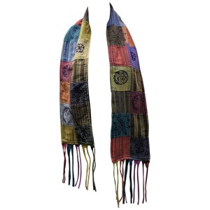 Bufanda de invierno con estampado de bloques, forro polar y borlas estilo bohemio de patchwork reciclado P1