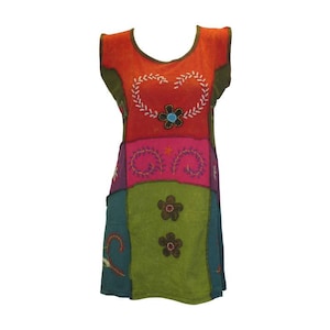 Könnte beinhalten: Ein farbenfrohes Patchwork-Kleid mit gestickten Blumen und Blättern. Das Kleid ist ärmellos und hat einen runden Ausschnitt.
