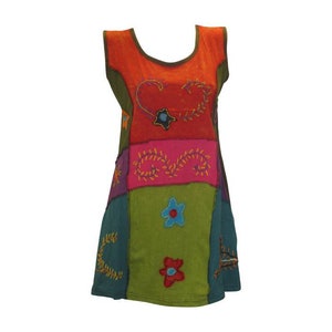 May include: A sleeveless patchwork dress with a colourful floral design. The dress is made of cotton and has a relaxed fit.