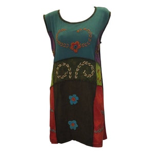 Puede incluir: Un vestido sin mangas de patchwork con un diseño floral colorido. El vestido tiene un escote redondo y está hecho de una tela suave y cómoda.
