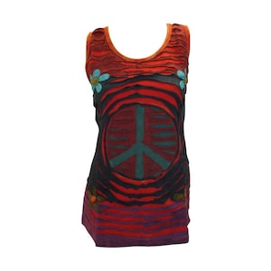 Puede incluir: Una camiseta sin mangas roja, negra y azul con un diseño de signo de paz y detalles florales.