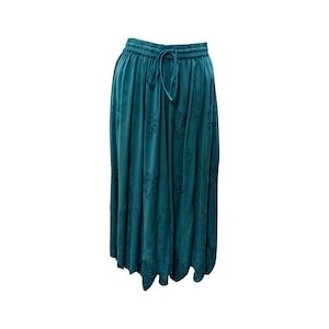 Op de afbeelding: Turquoise rok met een geborduurd bloemenpatroon en een trekkoord.