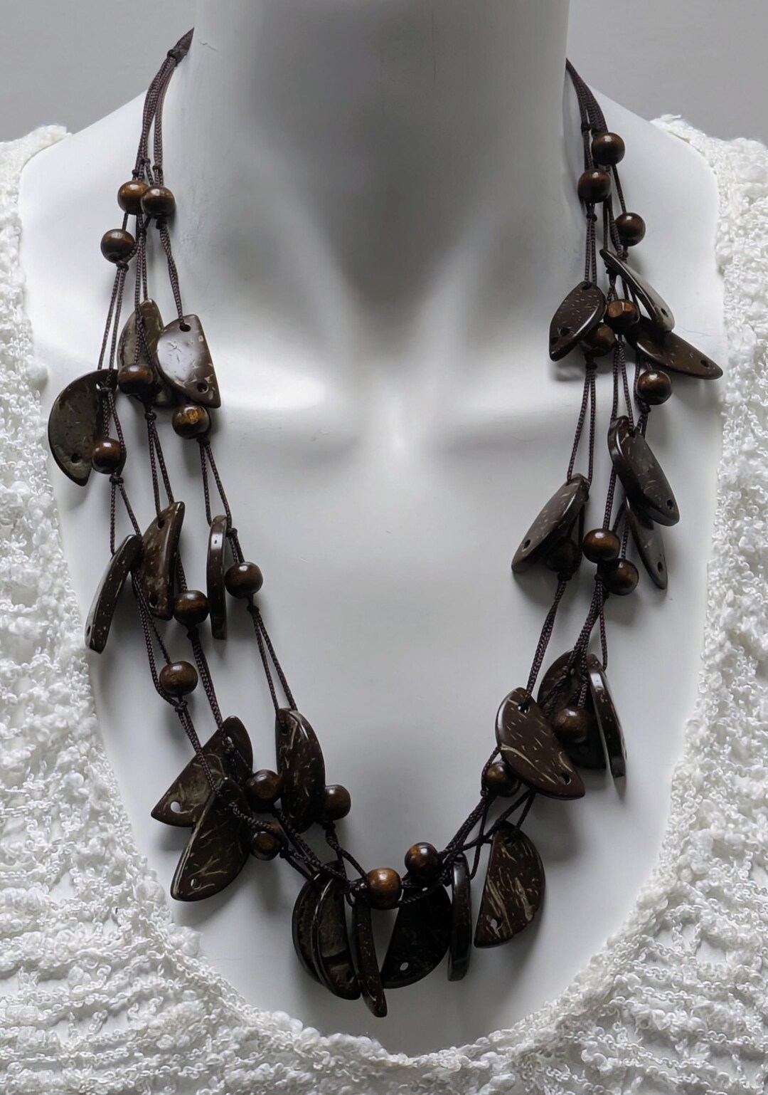 リサイクルウッドビーズのステートメントネックレス：軽量トライバル