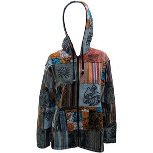 Pode incluir: Uma jaqueta com capuz de patchwork com fecho de zíper. A jaqueta é feita de diferentes tecidos com vários padrões e cores, incluindo azul, vermelho, laranja e marrom. A jaqueta apresenta uma variedade de desenhos bordados, incluindo um sol, um cogumelo e padrões geométricos.