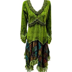 Abito in 100% cotone con volant boho, patchwork di velluto ricamato e orlo in pizzo asimmetrico