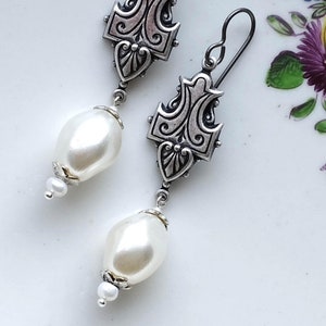 tudor pearl earrings, renaissance, historical jewellery, re-enactment, WOODVILLE, hypoallergenic niobium ear wires