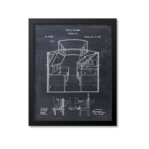 Op de afbeelding: Ingelijste print van een vintage slaapwagenblauwdruk. Het zwart-witdiagram bevat gedetailleerde technische tekeningen van het interieur van de auto, inclusief zitplaatsen en structurele elementen. De print is getiteld "Field & Pullman Sleeping Car" en "Patented Sept. 19, 1865."