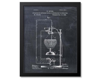 Op de afbeelding: Een zwart-witte vintage patenttekening van een apparaat voor het terugvoeren van condenswater naar generatoren. De tekening toont een glazen container met een buis en een klep. Het patentnummer is 394.859 en de datum is 18 december 1888.