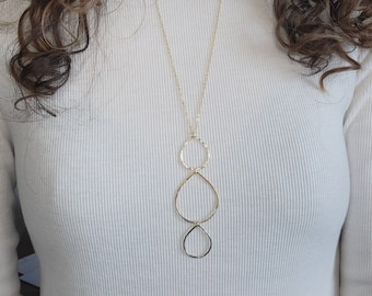 Collier cercle. Ce long collier en or est rempli d'or 14 carats. Un collier en or simple avec des cercles martelés en forme de gouttes de pluie.