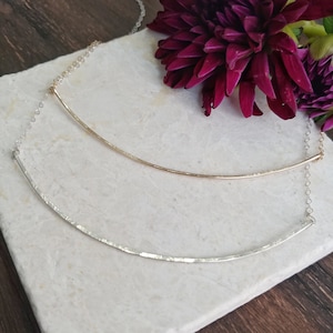 Gebogen staafketting in gold filled of sterlingzilver. Dunne sierlijke staafketting. Gehamerde gebogen staafketting. Gelaagde ketting