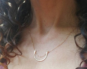 Beautiful curved bar necklace. Simple necklace for everyday wear. Great necklace for layering. Hammered 14K gold filled.