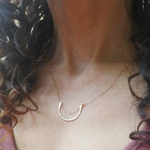 Beautiful curved bar necklace. Simple necklace for everyday wear. Great necklace for layering. Hammered 14K gold filled.