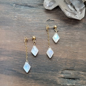 Regenbogen Mondstein Ohrstecker. Gold Fill oder Sterling Silber.