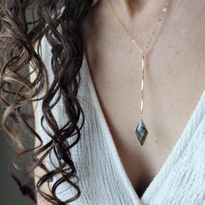 Labradorit Y Tropfen Halskette. Gold Fill oder Sterling Silber. Zierliche Lariat Kette.