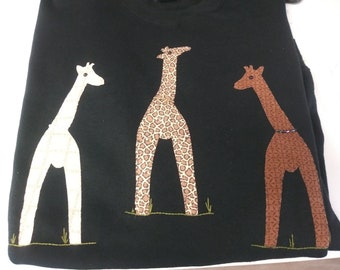 Sweat-shirt Crew Neck appliqué à la main avec 3 girafes sur sweat-shirt NOIR JERZEES