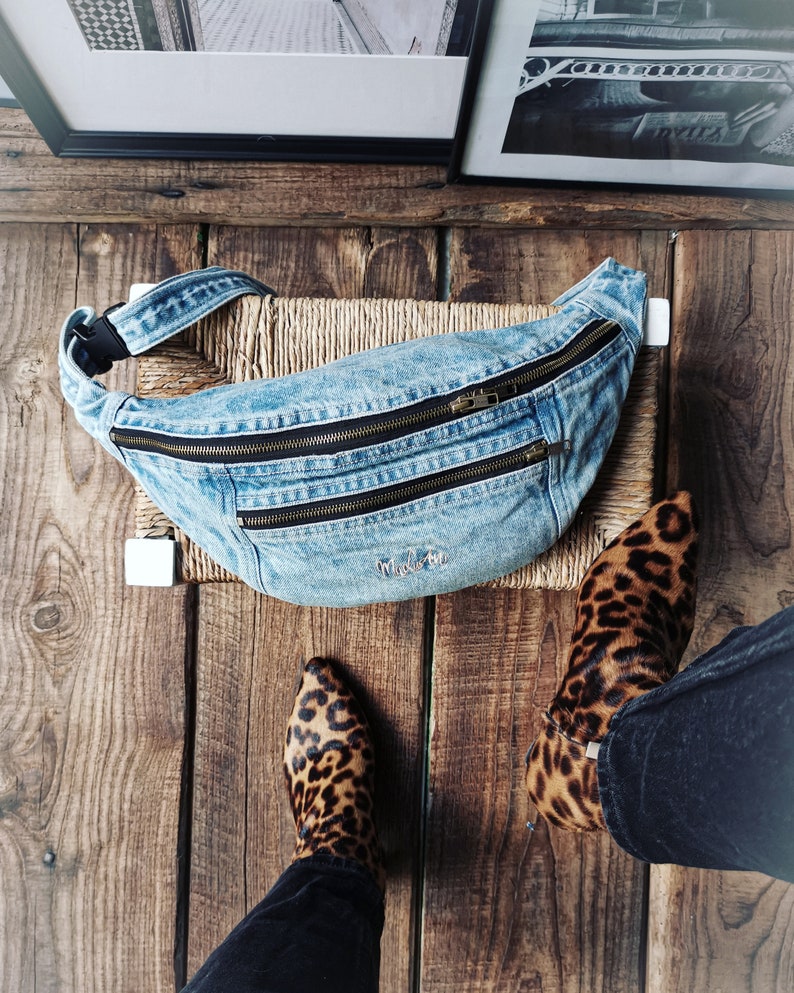 Sac banane Betty en denim délavé image 1