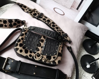 Sac à main "MINI LOU" en cuir lisse noir, et cuir poils guépard