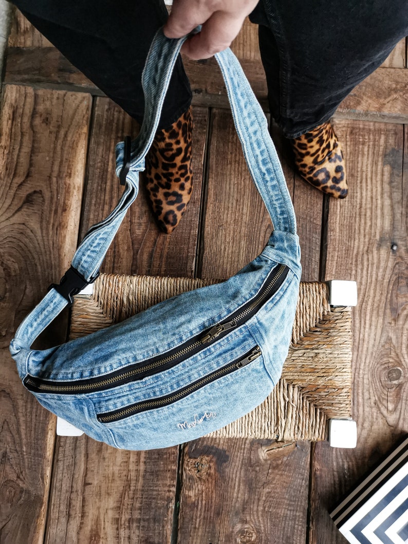 Sac banane Betty en denim délavé image 2