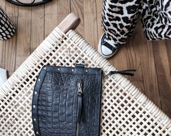 Pochette "Tina" en cuir croco noir.