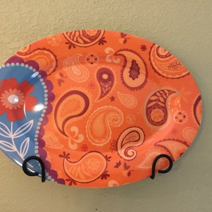 Metal platter hanger, holder , for a platter or cutting board with a maximum depth of 1 3/4 in. Dia. Of 14”  to 19”   wall mounted