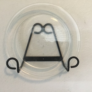 pie tin hanger, pie dish display, small bowl hanger, for a dish with a maximum depth of 1 3/4 in. and a dia. 10” to 13”