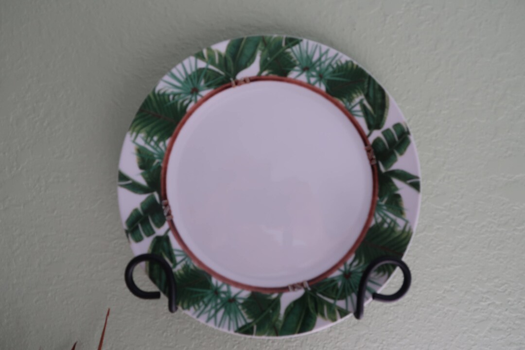 Metal Dinner Plate Rack With No Top Scroll, Dinner Plate Holder, Wall Hanger, for a Dish With a