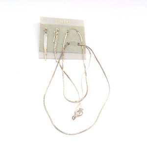 Vintage sierlijke, minimalistische stijl cobra schakelketting, armband en druppeloorbel sieraden set op originele headerkaart, jaren 80 sieraden