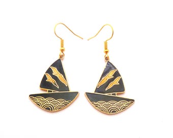Pendientes colgantes vintage de esmalte cloisonné con diseño de velero, joyería de los años 80 y 90.