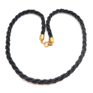 Vintage Torsade Drei Strang schwarze Perlen Choker Halskette, Schmuck der 70er und 80er Jahre