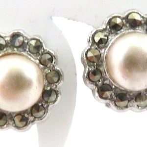 Vintage Ohrringe Zierliche Rhodinierte Faux Pearl Markasite Clip On, 50er 60er Jahre Schmuck