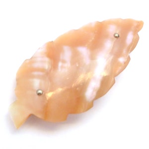Spilla di design della madreperla antica intagliata a mano in madreperla, gioielli del 20 ° secolo