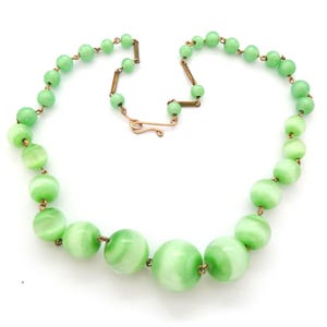 Vintage Art Deco Ära Marmorierte Grüne Satin Glas Perlen Statement Design Choker Halskette, 30er 40er Jahre Schmuck