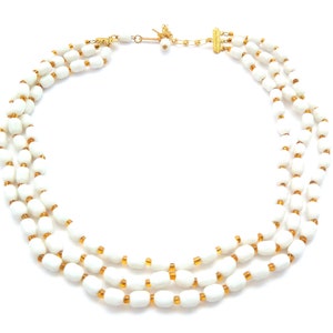 Vintage Dreifach Stranded Weiß Milchglas und Gelbe Perlen Retro-Design Längenverstellbare Choker Halskette, Schmuck der 60er Jahre