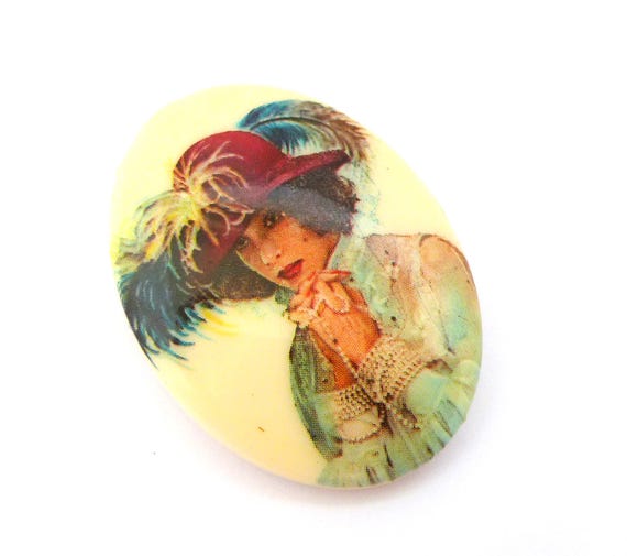 Broche Vintage Lucite Personnage Sérigraphié - Bijou Rétro Années 70 - Alliage - 5.5x3.8 Cm