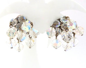 Vintage Aurora Borealis Crystal Beaded Cascade Cluster Drop Diseño Clip en pendientes, joyería de los años 50 y 60.