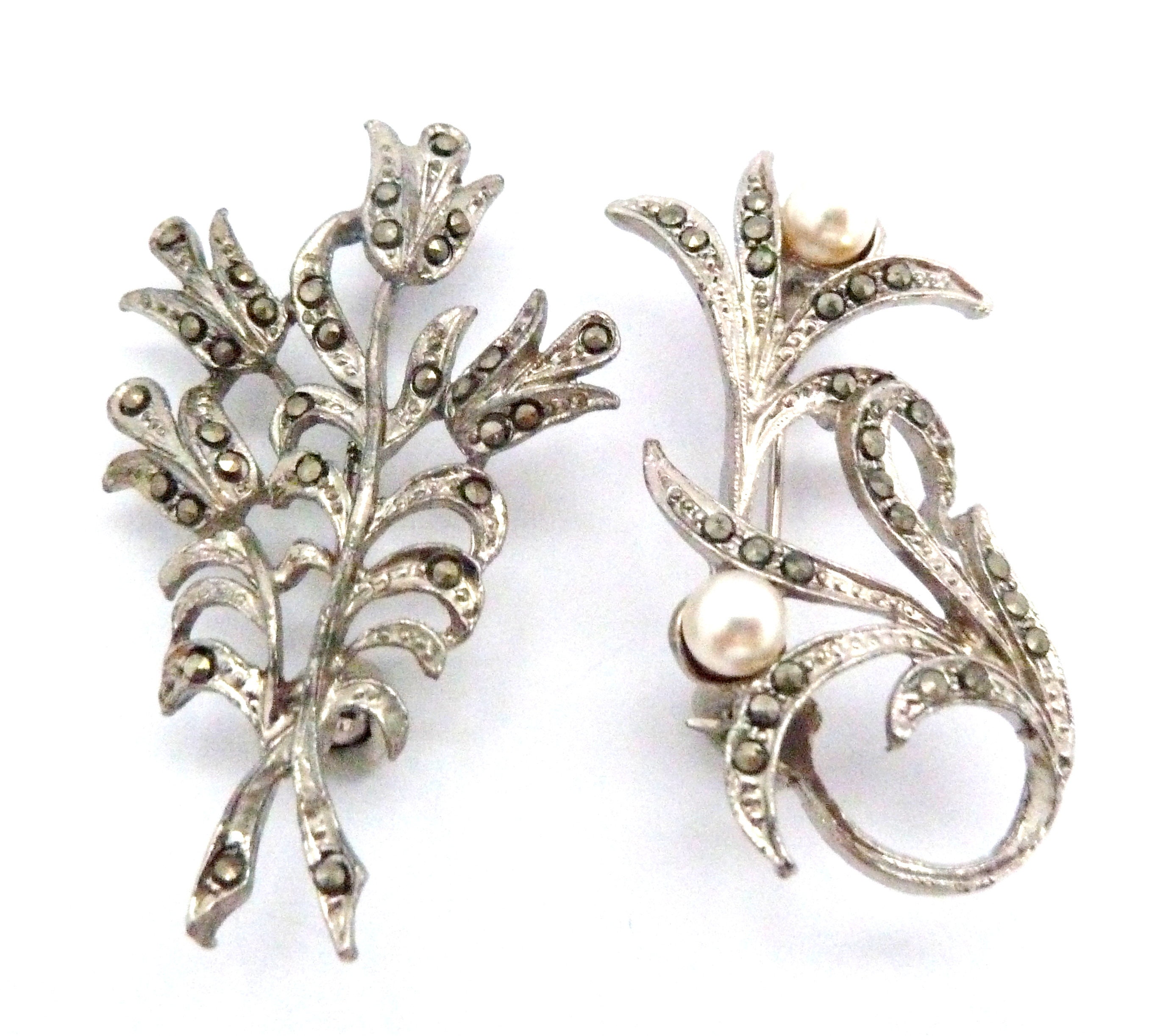 人気特価をすべて Two Vintage 70s 60s Brooches, Design Floral Set Marcasite シルバー