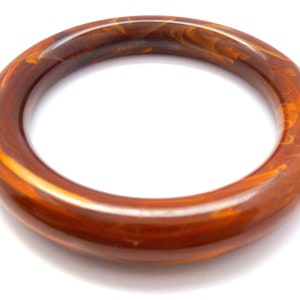 Bracelet jonc vintage, bracelet marbré en lucite caramel, bijoux des années 70.