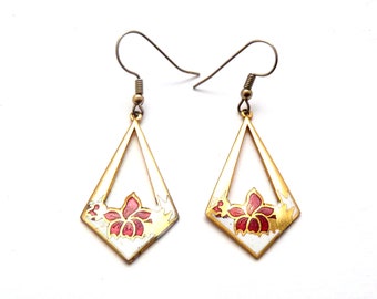 Pendientes colgantes vintage de esmalte cloisonné con diseño floral geométrico detallado, joyería de los años 80 y 90.